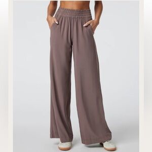 Vuori - Villa Wideleg Pant in Chocolate - Size L